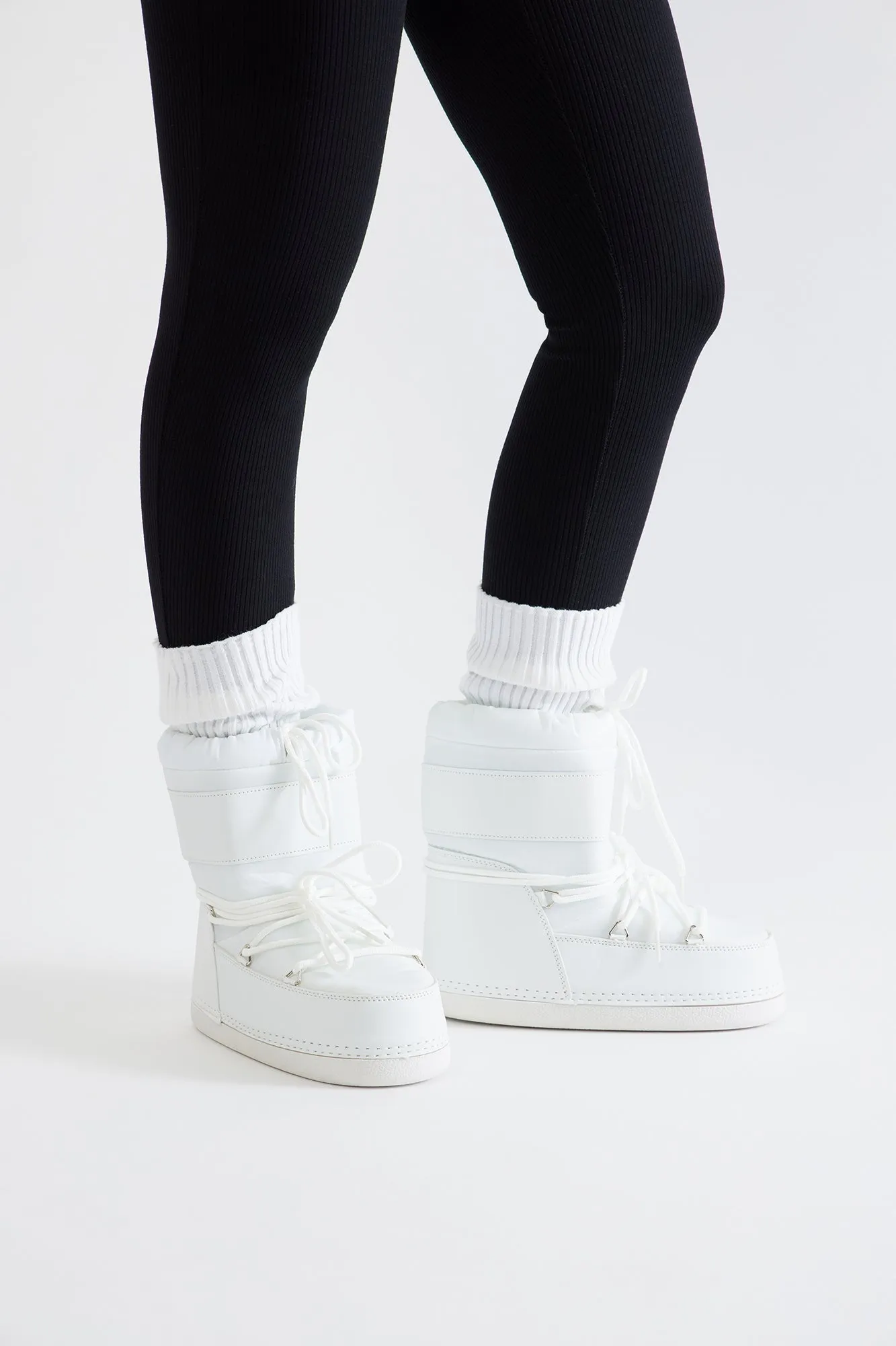 Arrowhead Flat Snow Boots - White