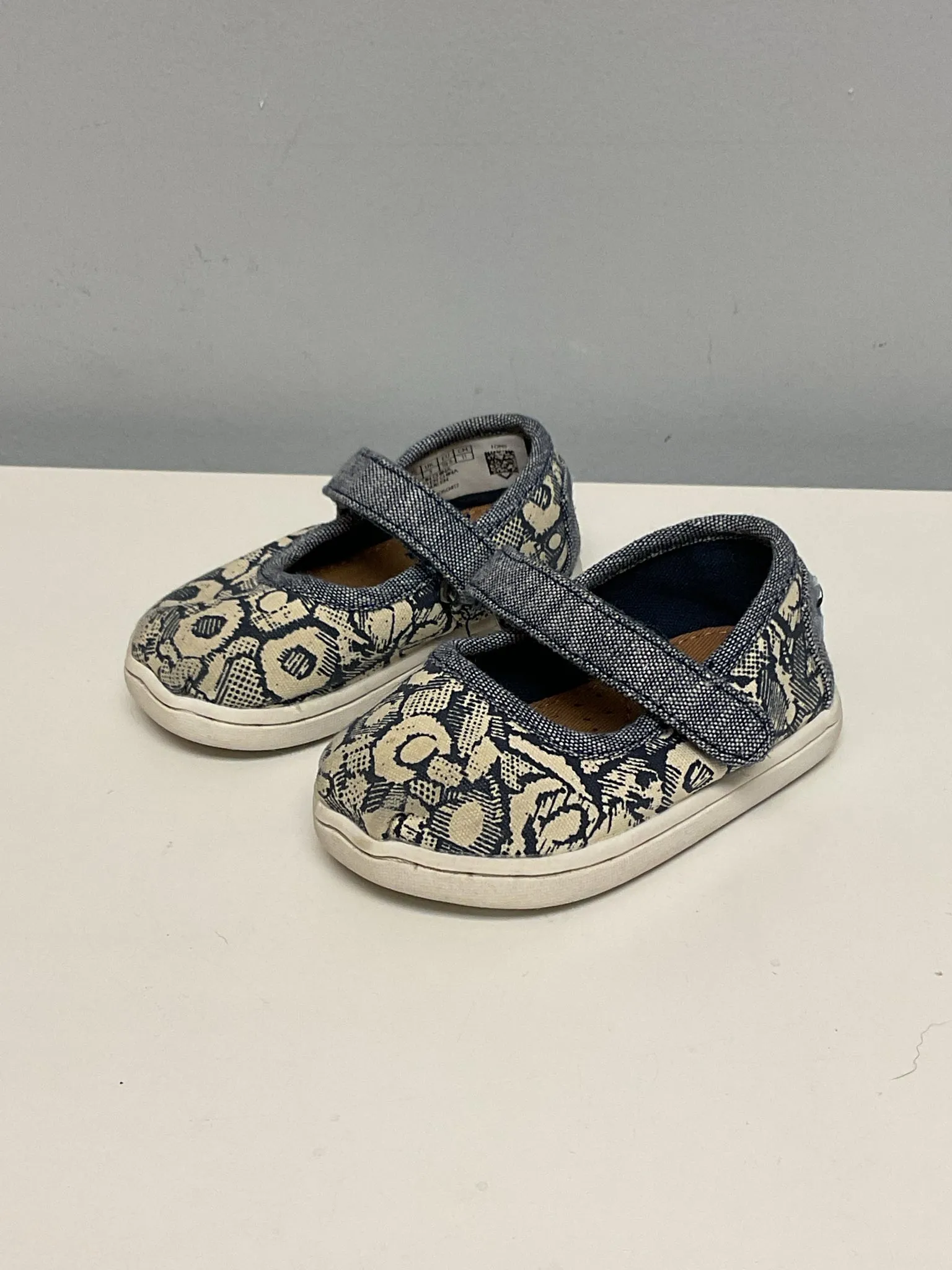 Toms Child Shoe Size 4 Blue Canvas Shoes